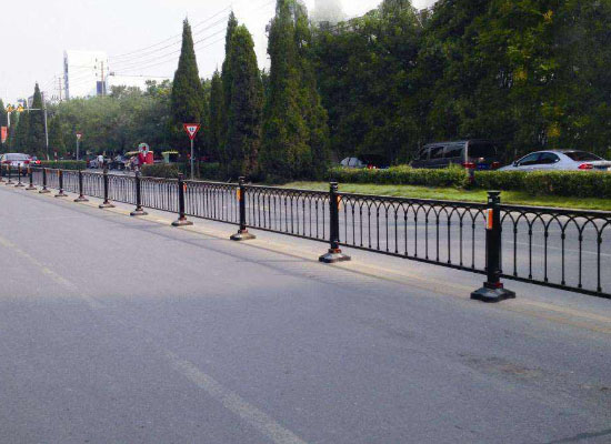 公路護(hù)欄.jpg