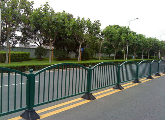 公路護(hù)欄.jpg